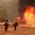 Dos bomberos apagando un incendio forestal en California.
