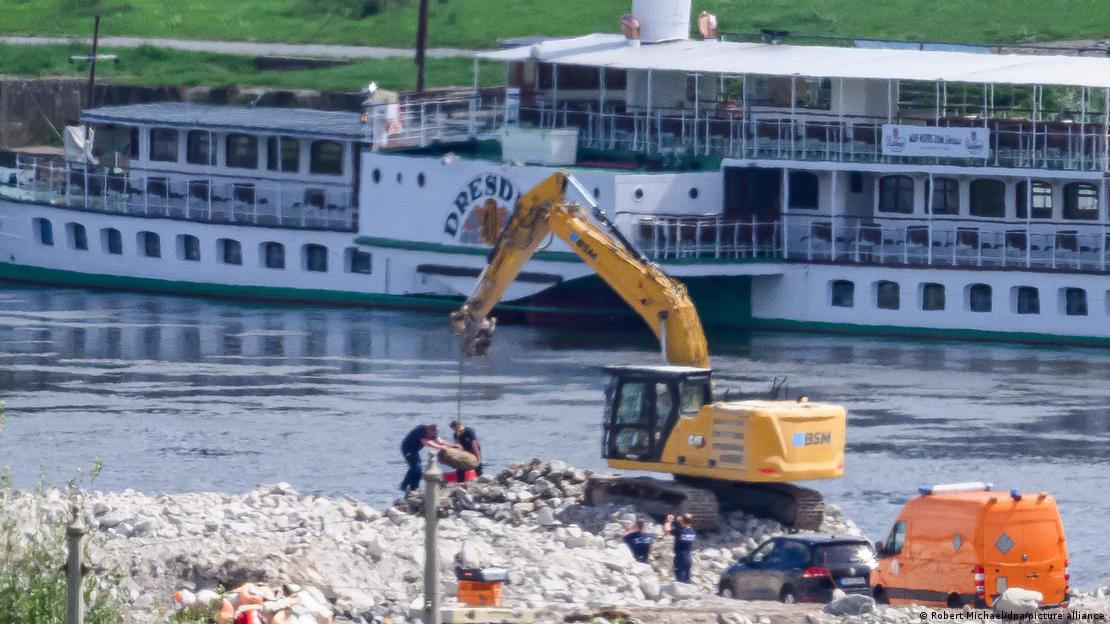 Escavadeira retira bomba ao lado do rio Elba