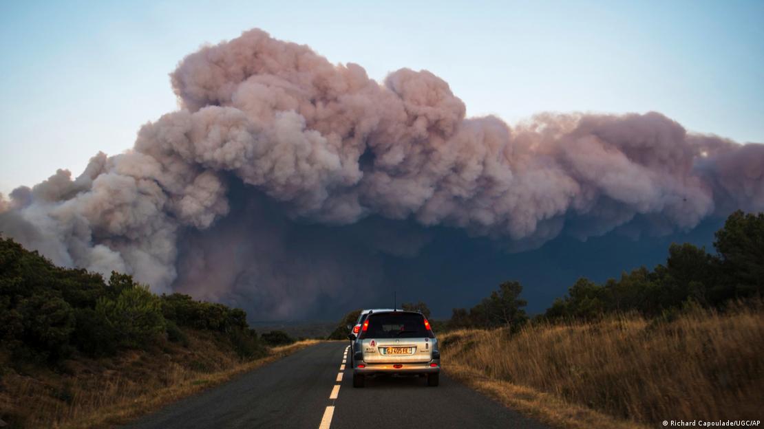 Incendios forestales en el norte de Francia, cerca de la frontera con España.