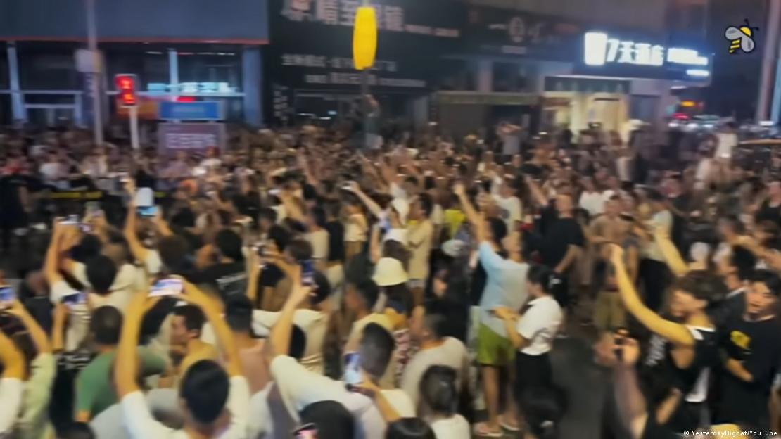 图为江油市居民走上街头示威抗议