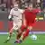El torneo 2025/26 comenzará con el partido entre el Bayern Múnich de Harry Kane (der.) y RB Leipzig de Xaver Schlager, aquí en un duelo en la cancha, en 2024.