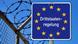 Fotomontaje con una valla alambrada y un cartel de la Unión Europea en el que se lee, en alemán, "reglas de terceros estados". Fotomontaje con una valla alambrada y un cartel de la Unión Europea en el que se lee, en alemán, "reglas de terceros estados".