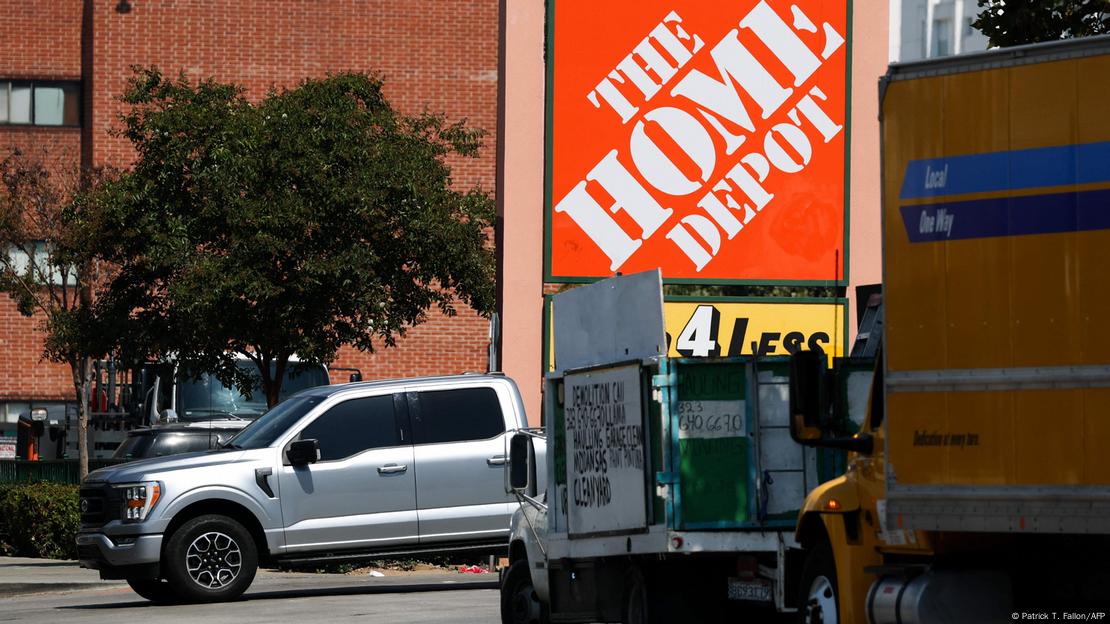 2025年8月6日，美国移民执法人员在洛杉矶一家家得宝（Home Depot）外的“特洛伊木马”突袭行动中抓捕了十几人