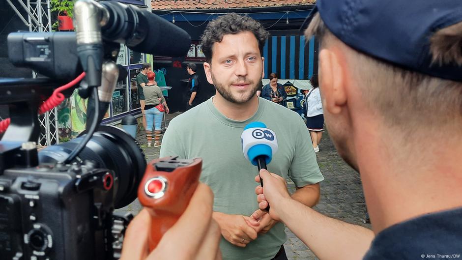 Kopredsednika Zelenih Feliks Banašak tokom posete Halberštatu na isatoku Nemačke