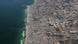 Vista aérea de cidade em Gaza à beira do mar