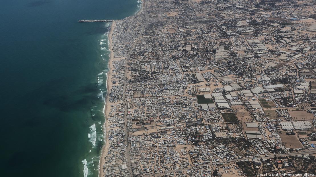 Vista aérea de cidade em Gaza à beira do mar
