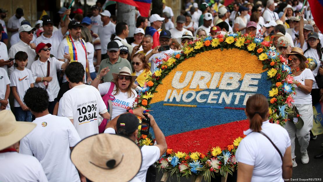 Con banderas, pancartas y pitos, las personas se manifestaron en Medellín, ciudad natal del exmandatario colombiano Álvaro Uribe.