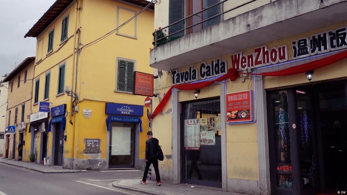 图为普拉托唐人街,华人移民走过一家温州餐厅。 图为普拉托唐人街,华人移民走过一家温州餐厅。