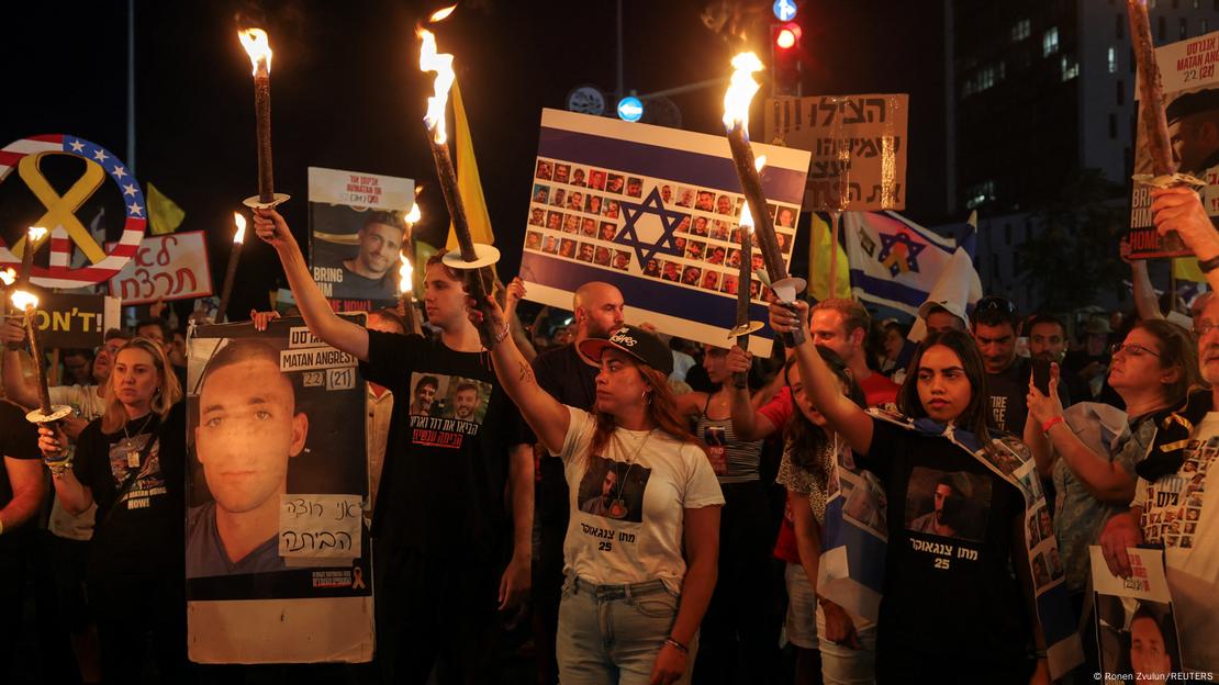 Protestas delante del Despacho de Netanyahu exigiendo la liberación de los rehenes en manos de Hamás. Protestas delante del Despacho de Netanyahu exigiendo la liberación de los rehenes en manos de Hamás.