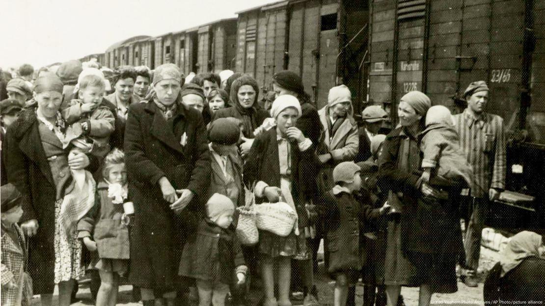 Auschwitz 1944: Nazi rejimi tarfından zorla tehcir edilen Yahudi kadınlar ve çocuklar