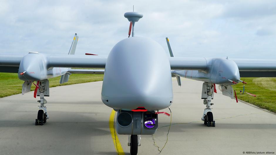 Dron „Heron TP“, dug 14 metara i sa rasponom krila od 26 metara, dobio je tek u proleće 2024. dozvolu za let u nemačkom vazdušnom prostoru.