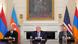İlham Aliyev, Donald Trump ve Nikol Paşinyan Beyaz Saray'da bir masanın gerisinde yan yana oturuyorlar. Liderlerin arkasında ülkelerinin bayrakları yer alıyor