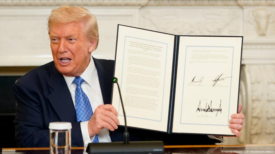 Predsednik SAD Donald Tramp pokazuje potpisani sporazum tokom ceremonije u Sali za državne večere u Beloj kući u Vašingtonu, u petak, 8. avgusta 2025. Predsednik Tramp je izjavio da će ugostiti lidere Jermenije i Azerbejdžana na mirovnom samitu, sa očekivanjem da će dvojica potpisati sporazum kojim će pokušati okončati decenije sukoba između naroda Južnog Kavkaza.