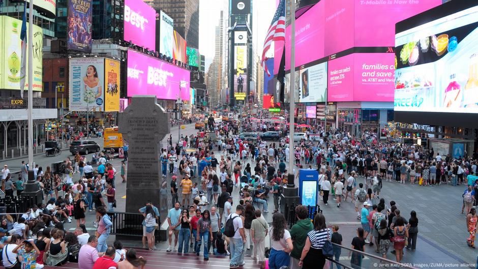 Tres heridos en un tiroteo en la neoyorquina Times Square – DW – 09/08/2025