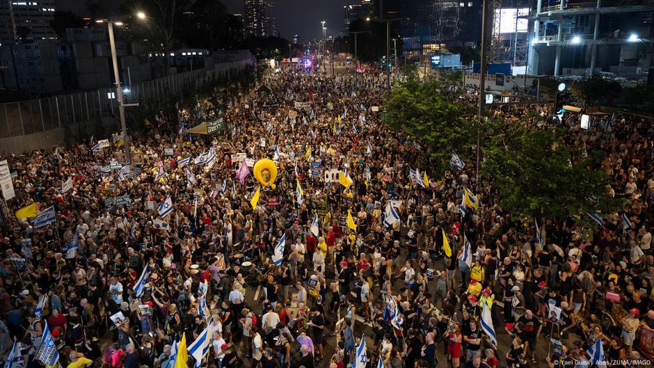 Telaviv, 9. avgusta - ljudi traže od vlade da prekien rat, sklopi dogovor kako bi taoci bili pušteni na slobodu