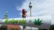 El gran cigarro, con un peluche encima que simula un rastafari fumando marihuana, con la torre de la televisión al fondo.