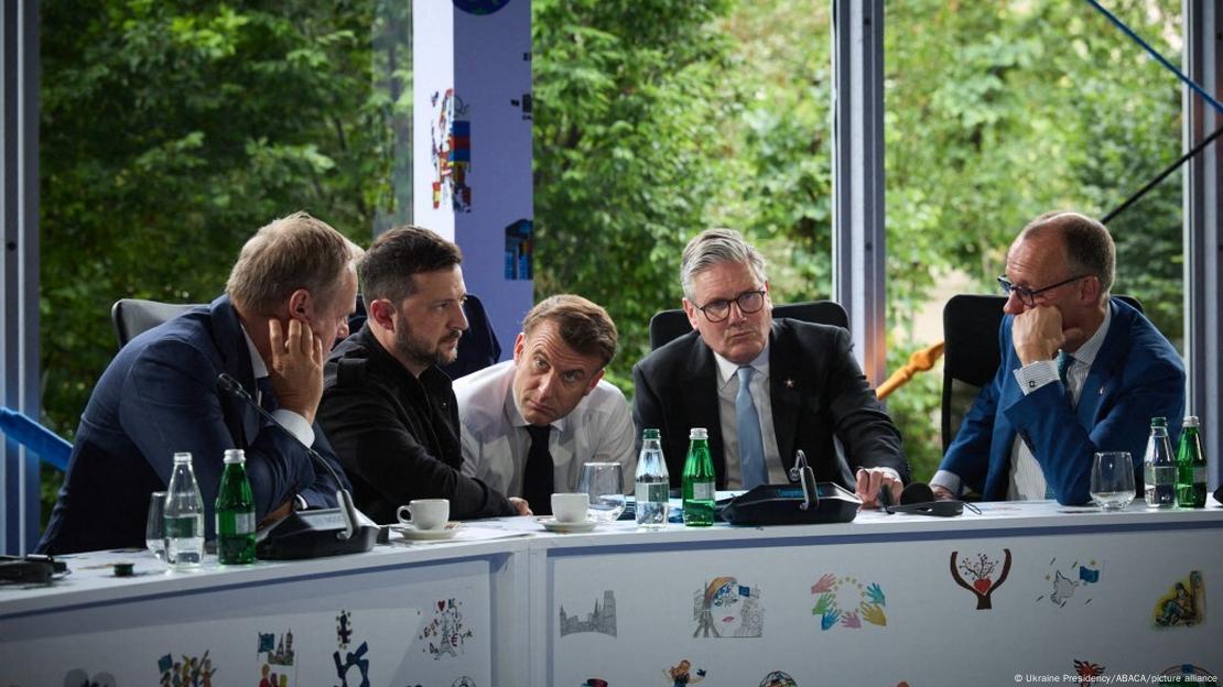 Volodymyr Zelenski, Emmanuel Macron, Keir Starmer, dhe Friedrich Merz duke biseduar Volodymyr Zelenski, Emmanuel Macron, Keir Starmer, dhe Friedrich Merz duke biseduar