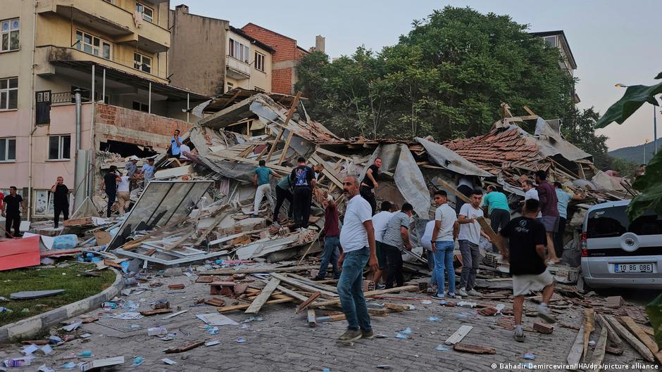 Derrumbes y heridos deja fuerte sismo en Turquía – DW – 10/08/2025