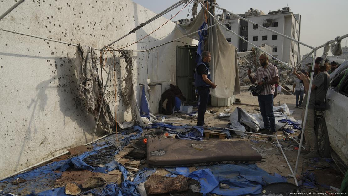 Tienda de campaña destruida tras un ataque aéreo israelí contra periodistas.