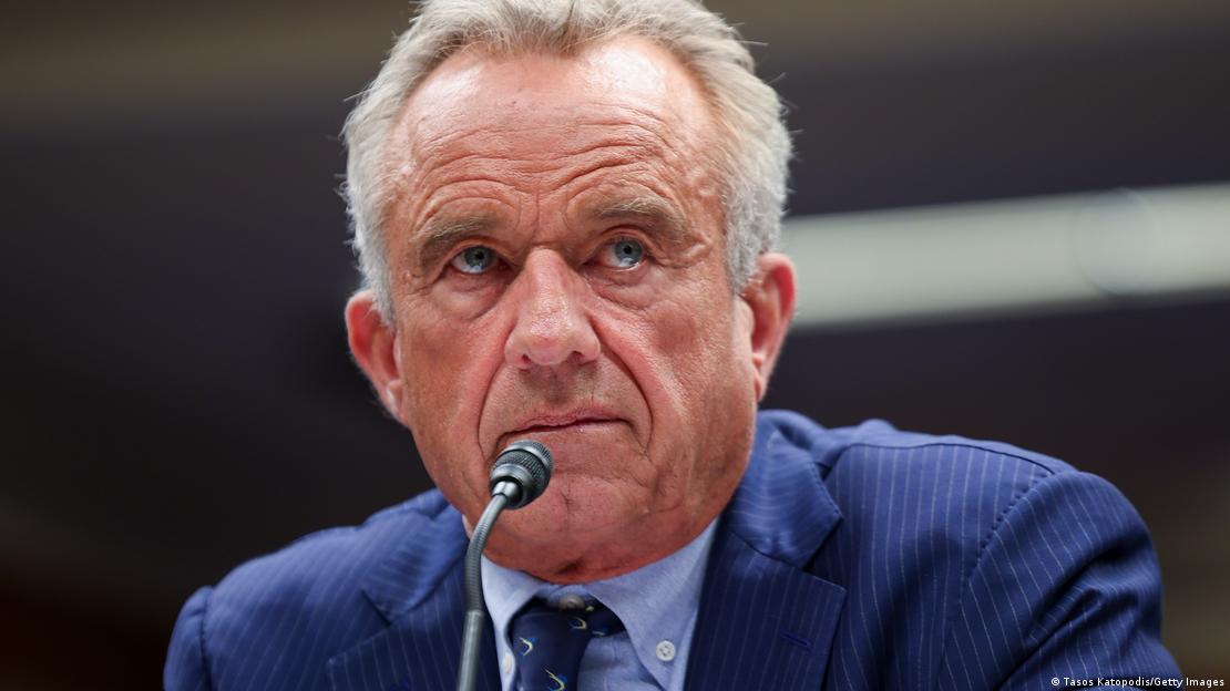 Gesundheitsminister Robert F. Kennedy Jr. bei einer Anhörung im Senat, er trägt Anzug und Krawatte, vor sich ein Mikrophon