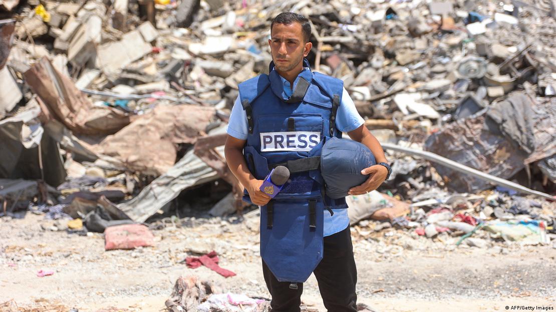 El periodista palestino Anas al-Scharif, corresponsal de la cadena catarí Al Jazeera, durante la cobertura de un ataque israelí al hospital Arab Ahli, en Gaza. (Imagen de archivo: 11.08.2025)