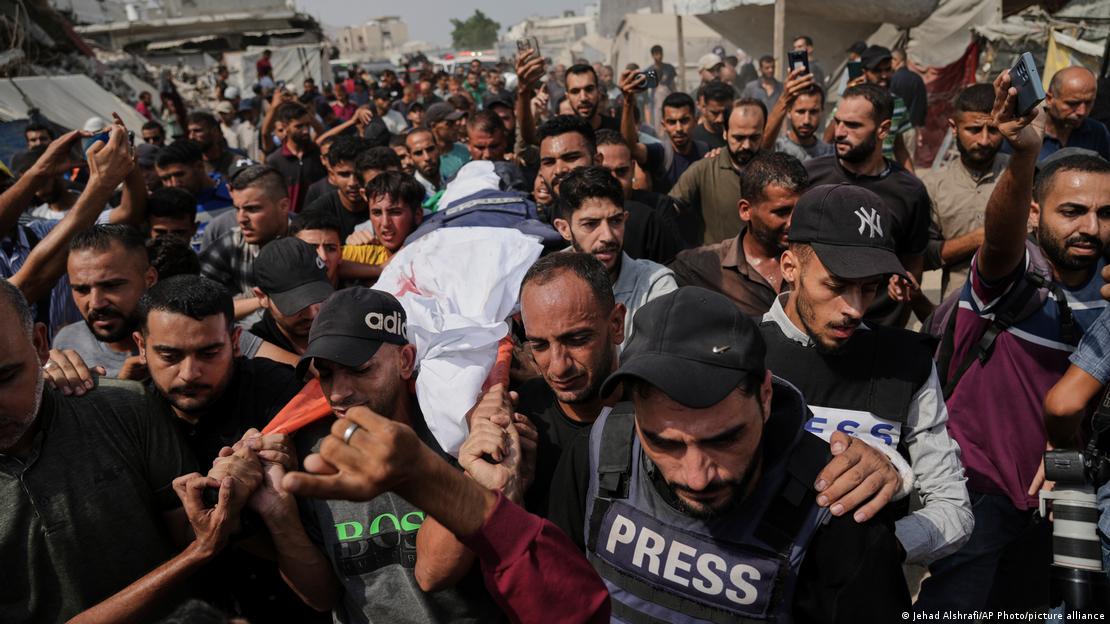 Palestinos transportan el cuerpo del corresponsal de Al Jazeera Anas al-Sharif, quien junto con otros periodistas murió en un ataque aéreo israelí en Gaza. (11.08.2025)