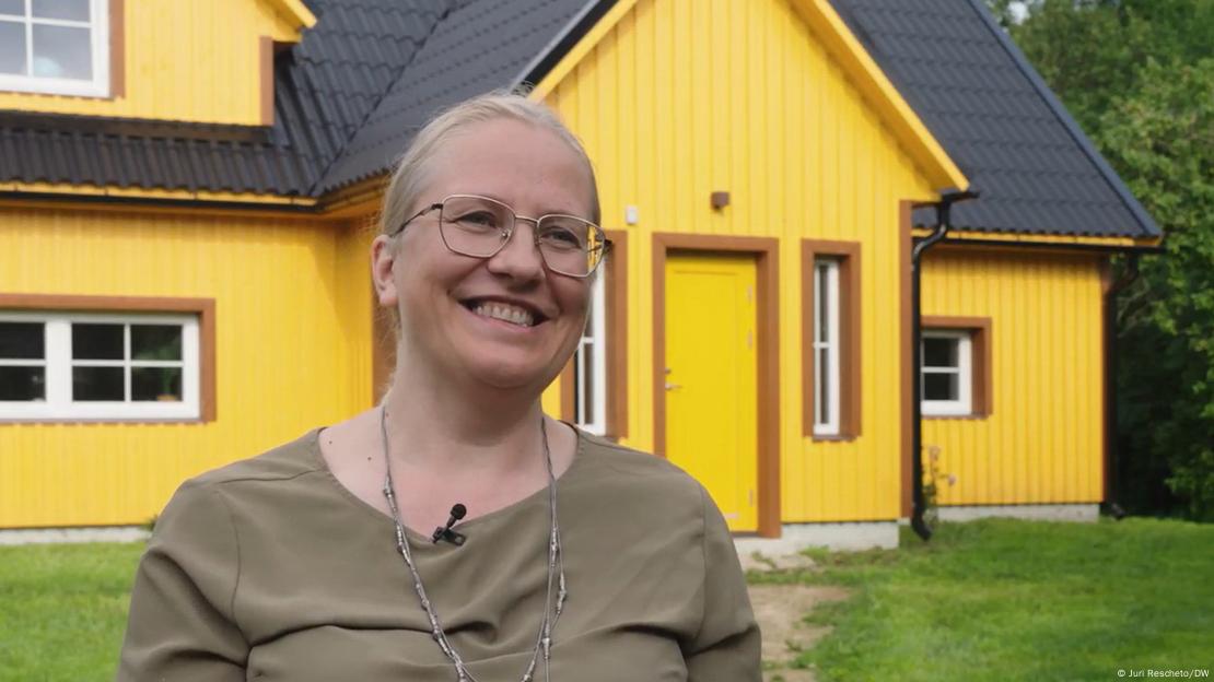 Ave Ungro, logopeda estonia de 48 años, delante de una típica casa escandinava. Ave Ungro, logopeda estonia de 48 años, delante de una típica casa escandinava.