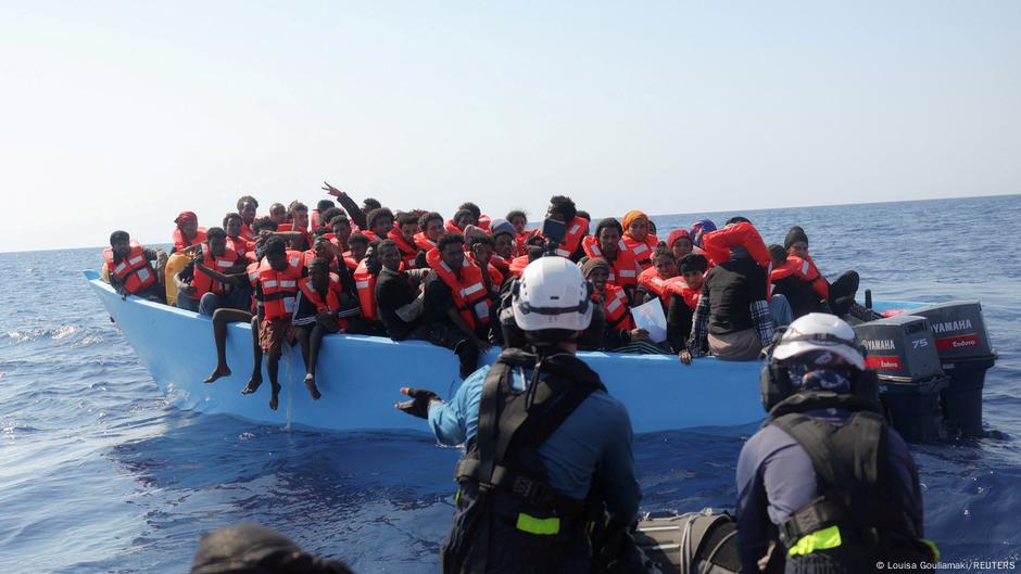 Unos 50 migrantes mueren en incendio de barco frente a Libia – DW – 17/09/2025