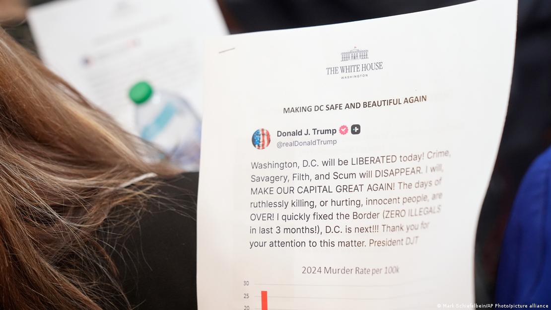 Ein hochgehaltenes Dokument, das das Weiße Haus während der Pressekonferenz von US-Präsident Donald Trump verteilte