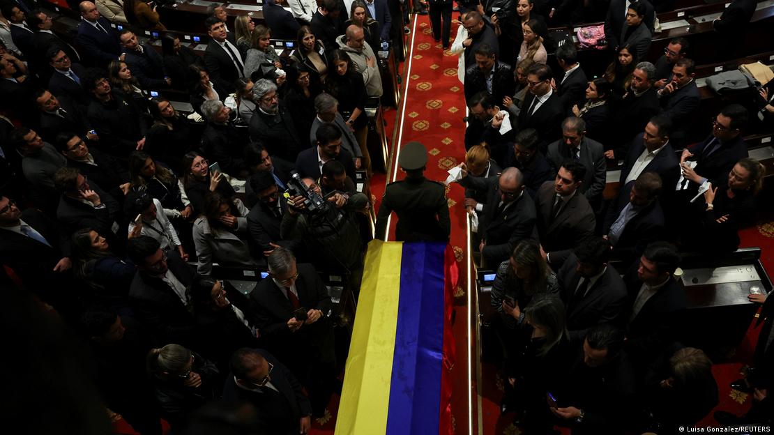 El féretro con los restos del senador Miguel Uribe Turbay fue puesto en capilla ardiente en el Congreso de Colombia, en Bogotá.