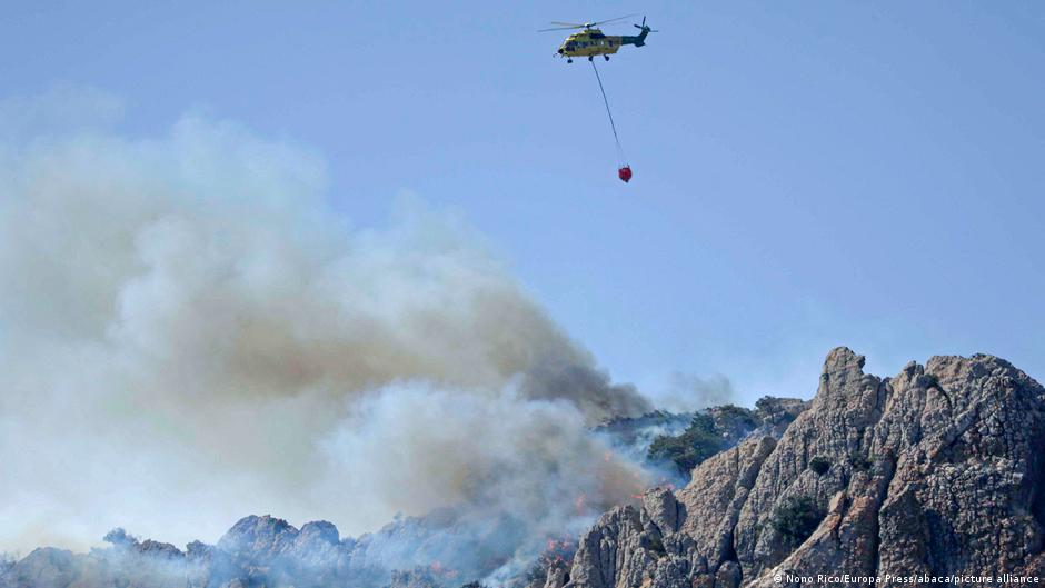 Un muerto en incendios forestales que asolan España – DW – 12/08/2025