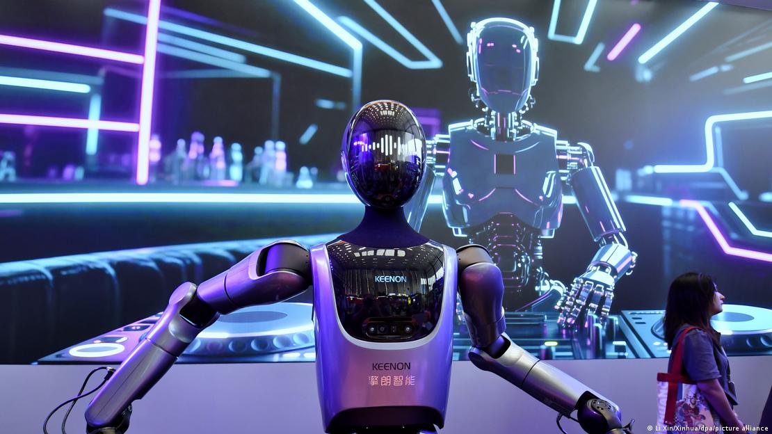 Ağustos 2025'te yapılan Dünya Robot Konferansı'nda görülen bir insansı robot prototipi