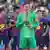 Ter Stegen hält - wieder mit Kapitänsbinde - die Ansprache an die Fans des FC Barcelona