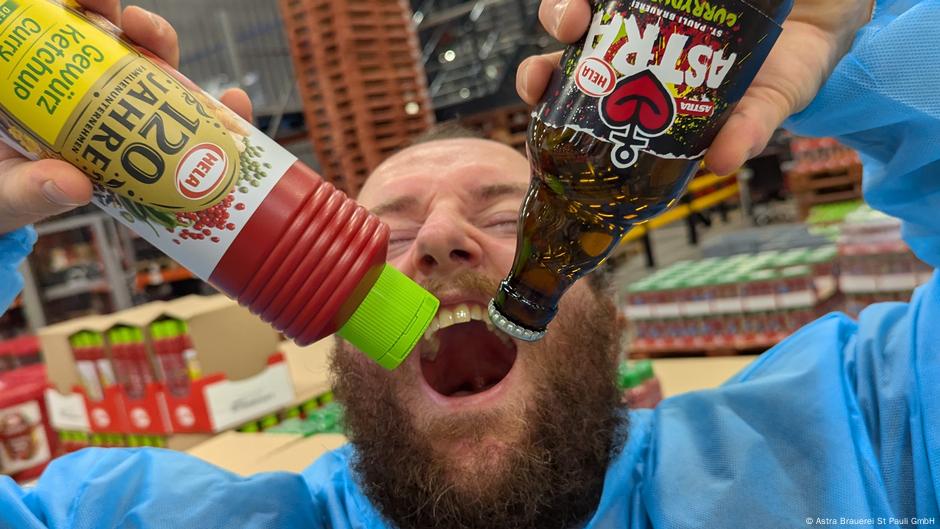 'Currydurst': Beer and curry ketchup in a glass