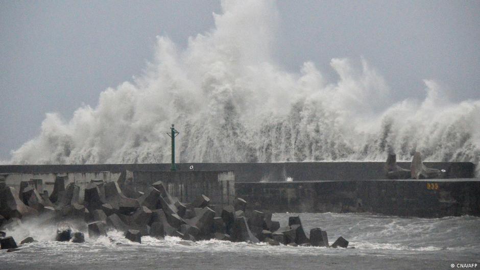 Evacuaciones en Filipinas y Taiwán por el supertifón Ragasa – DW – 21/09/2025