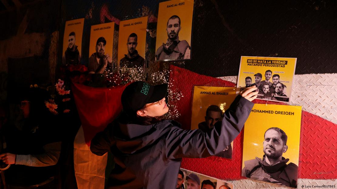 Periodista de Al Jazeera pega fotos de sus colegas que murieron durante un ataque aéreo israelí en Gaza, en el monumento del Ángel de la Independencia en la Ciudad de México, el 12 de agosto de 2025. Periodista de Al Jazeera pega fotos de sus colegas que murieron durante un ataque aéreo israelí en Gaza, en el monumento del Ángel de la Independencia en la Ciudad de México, el 12 de agosto de 2025.