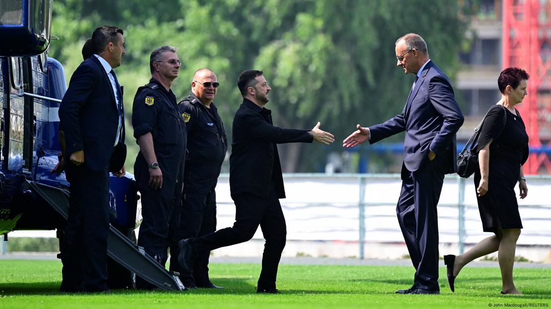 Friedrich Merz e Volodymyr Zelensky cumprimentam-se à chegada do líder ucraniano a Berlim no dia 13 de agosto de 2025 Friedrich Merz e Volodymyr Zelensky cumprimentam-se à chegada do líder ucraniano a Berlim no dia 13 de agosto de 2025