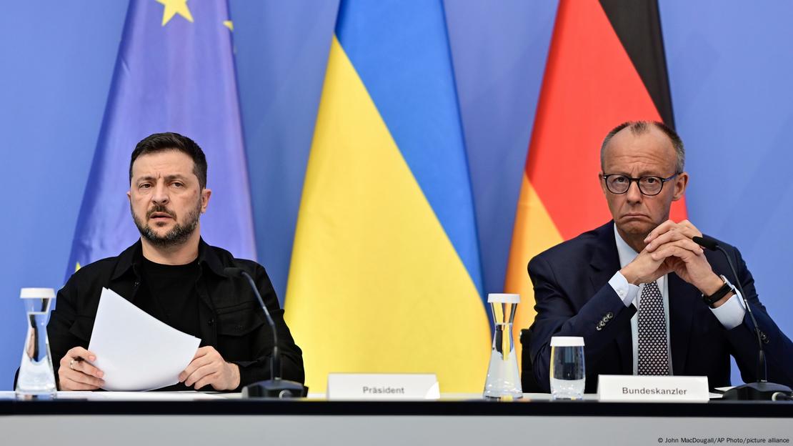Zelenski (izquierda en la imagen) y el canciller alemán Friedrich Merz asisten a la reunión por video de líderes europeos con Trump sobre Ucrania, en Berlín (13.08.2025)