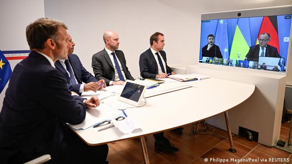 Macron ve ekibi bir video konferans sırasında. Fransa liderinin karşısındaki ekranda Zelenskiy ve Merz yan yana oturmuş halde görülüyor