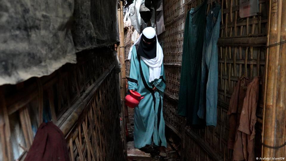 روہنگیا پناہ گزین خواتین کو حفظان صحت کے ابتر صورتحال کا سامنا ہے روہنگیا پناہ گزین خواتین کو حفظان صحت کے ابتر صورتحال کا سامنا ہے