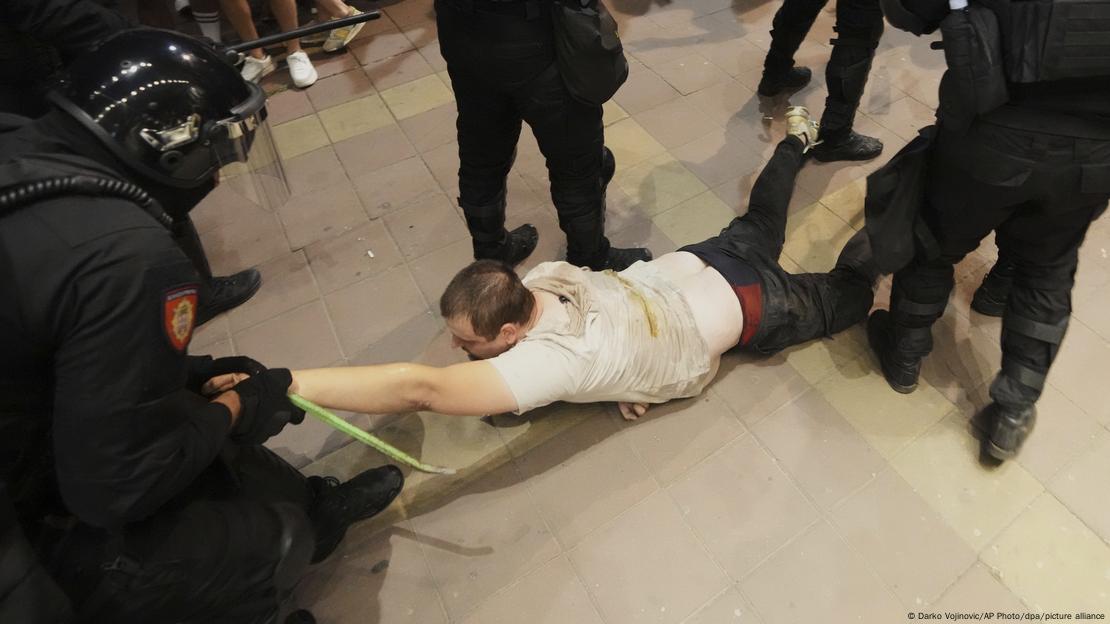 Српската полиција апси демонстрант на протестите во Белград