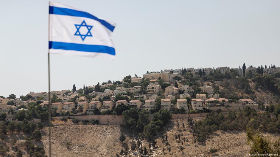Izraelska zastava pred naseljem Male Adumim za Zapadnoj obali