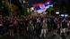 Демонстрантите кои бараа предвремени избори доцна во понеделникот ги нападнаа канцелариите на владејачката партија СНС на претседателот Вучиќ Демонстрантите кои бараа предвремени избори доцна во понеделникот ги нападнаа канцелариите на владејачката партија СНС на претседателот Вучиќ