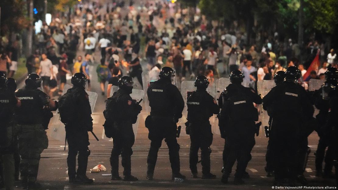 Agentes de la gendarmería serbia bloquean una calle durante una protesta contra el Gobierno cerca de la sede del Partido Progresista Serbio en Belgrado.