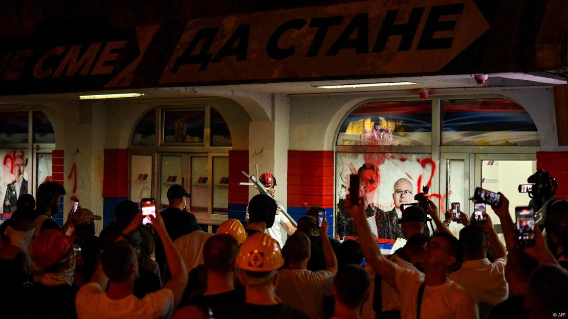 Демонстранти ги вандализираат просториите на владејачката СНС во Нови Сад, Србија