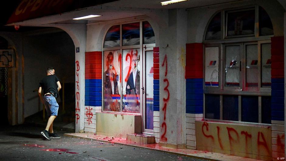 Napad na prostorije SNS u Novom Sadu
