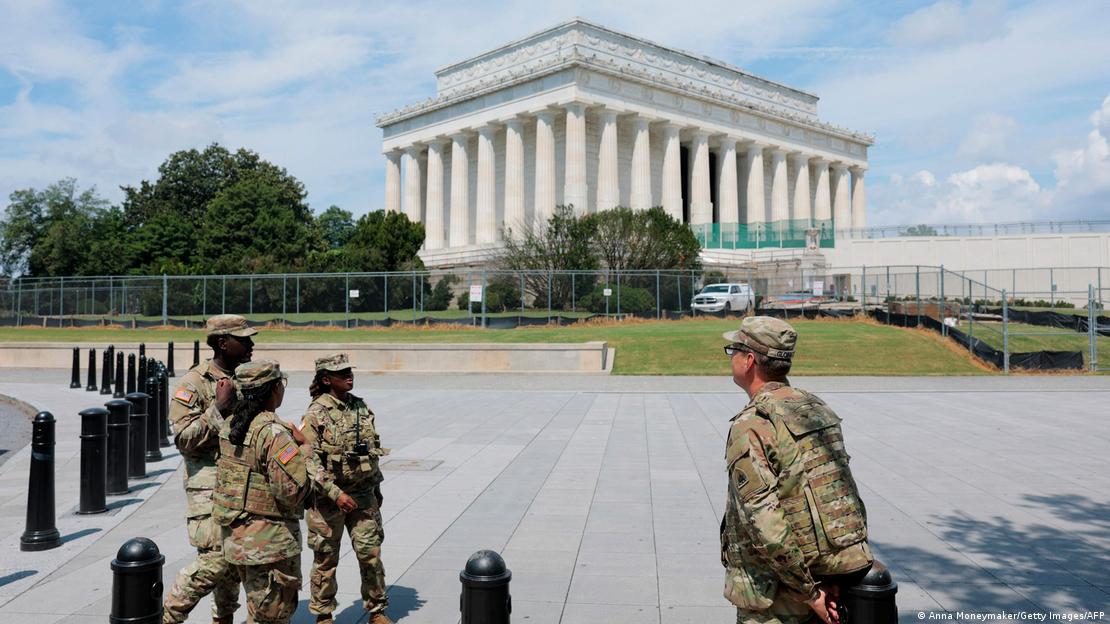 Miembros de la Guardia Nacional permanecen en alerta en los alrededores del Monumento a Lincoln. (14.08.2025)