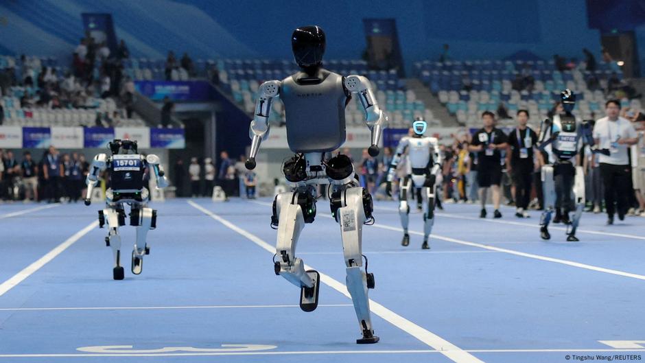 World’s first humanoid robot games begin in China – DW – 08/15/2025