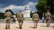 Quatro soldados da Guarda Nacional são fotografados de costas, com o prédio do Capitólio, na capital dos Estados Unidos, Washington, observado ao fundo. Eles caminham em direção ao prédio, enquanto um ciclista e pedestres podem ser vistos nas proximidades. Quatro soldados da Guarda Nacional são fotografados de costas, com o prédio do Capitólio, na capital dos Estados Unidos, Washington, observado ao fundo. Eles caminham em direção ao prédio, enquanto um ciclista e pedestres podem ser vistos nas proximidades.