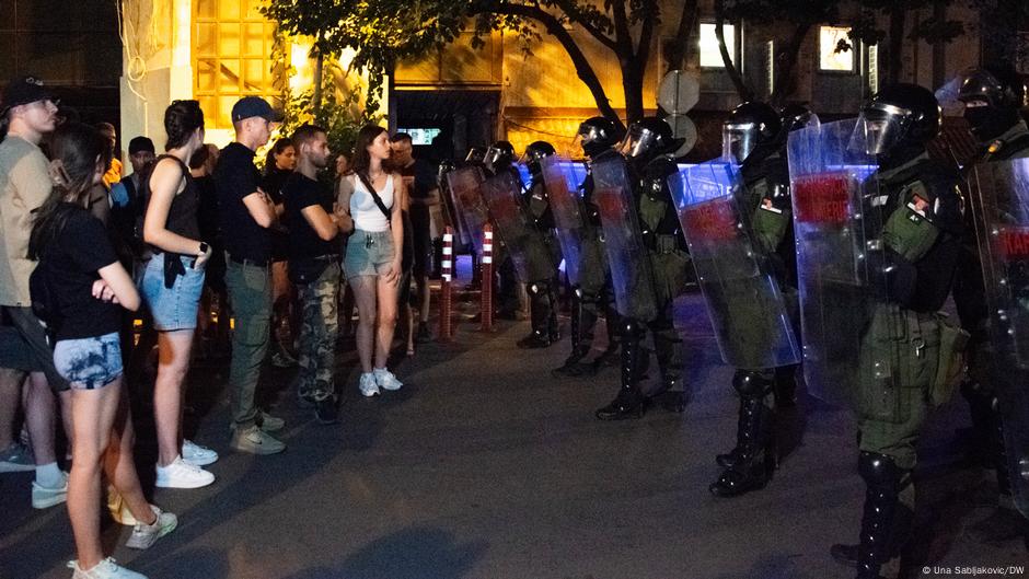 Kordon policije i demonstranti u Beogradu